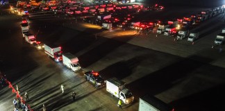 Fotografía aérea que muestra camiones que transportan material electoral hacia los locales de votación en Lima Metropolitana y el Callao en el marco de las elecciones generales de este domingo.