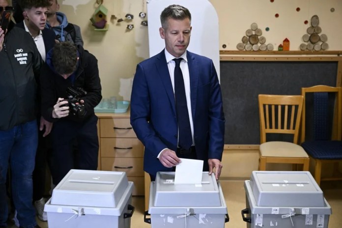 El presidente del opositor Partido Tisza, Peter Magyar, deposita su voto en un colegio electoral durante las elecciones generales en Budapest, Hungría, el 12 de abril de 2026.