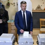 El presidente del opositor Partido Tisza, Peter Magyar, deposita su voto en un colegio electoral durante las elecciones generales en Budapest, Hungría, el 12 de abril de 2026.