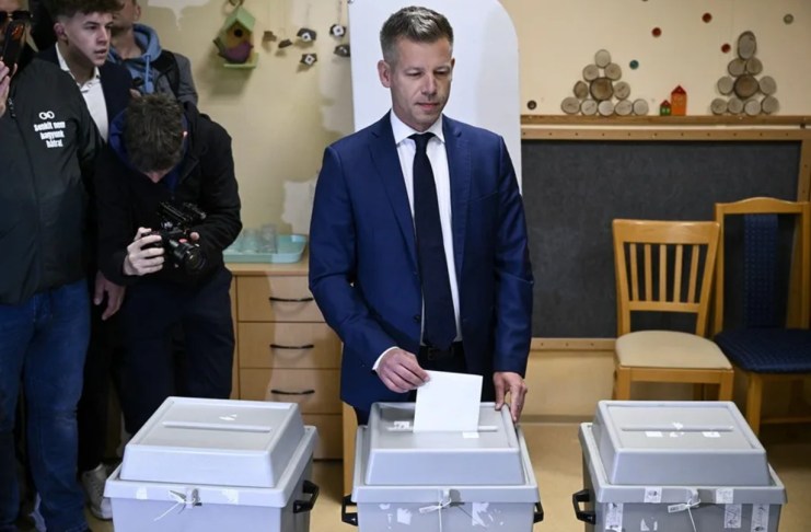 El presidente del opositor Partido Tisza, Peter Magyar, deposita su voto en un colegio electoral durante las elecciones generales en Budapest, Hungría, el 12 de abril de 2026.