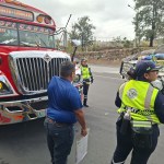 La Policía Municipal de Tránsito de Villa Nueva mantiene controles a buses extraurbanos este Miércoles Santo. Foto La Hora: La Hora.