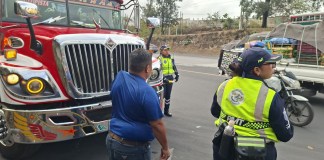 La Policía Municipal de Tránsito de Villa Nueva mantiene controles a buses extraurbanos este Miércoles Santo. Foto La Hora: La Hora.