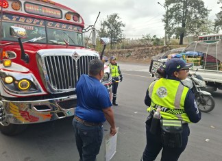 La Policía Municipal de Tránsito de Villa Nueva mantiene controles a buses extraurbanos este Miércoles Santo. Foto La Hora: La Hora.