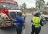 La Policía Municipal de Tránsito de Villa Nueva mantiene controles a buses extraurbanos este Miércoles Santo. Foto La Hora: La Hora.