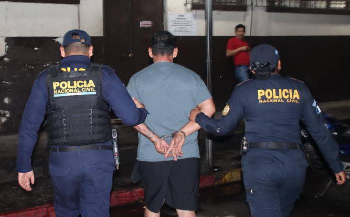 Presunto agresor sexual capturado por la Policía Nacional Civil (PNC). Foto La Hora: PNC