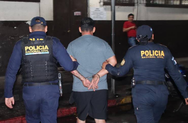 Presunto agresor sexual capturado por la Policía Nacional Civil (PNC). Foto La Hora: PNC