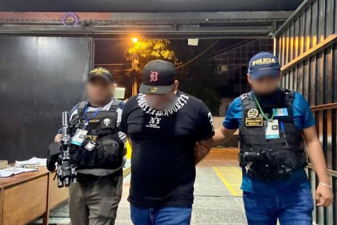 Presunto motoladron vinculado a asaltos en Pamplona. Foto La Hora: PNC