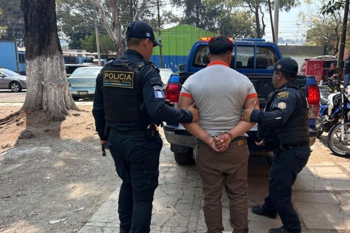 Presunto responsable de ataque armado capturado en la zona 21 capitalina. Foto La Hora: PNC