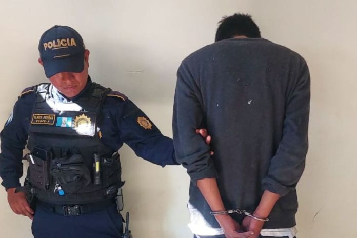 Presunto saqueador de iglesias capturado en la zona 5 capitalina. Foto La Hora: PNC