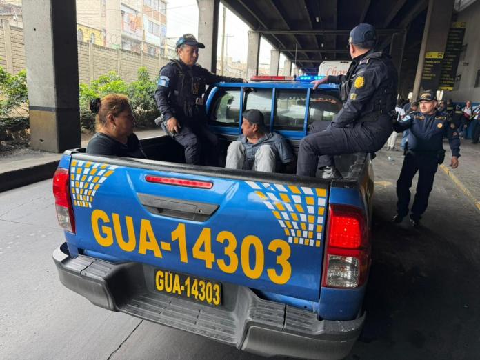Presuntos carteristas capturados cuando intentaban robar billetera a joven en el Cenma. Foto: PNC