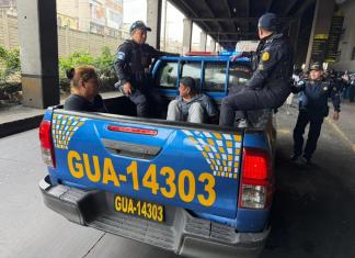Presuntos carteristas capturados cuando intentaban robar billetera a joven en el Cenma. Foto: PNC