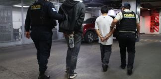 Presuntos "motosicarios" capturados tras una persecución en la calzada San Juan. Foto La Hora: PNC