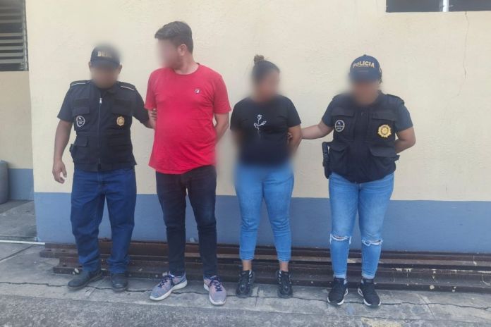 Presuntos responsables del robo de medicina de un hospital infantil, capturados en Izabal. Foto La Hora: PNC