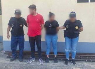 Presuntos responsables del robo de medicina de un hospital infantil, capturados en Izabal. Foto La Hora: PNC