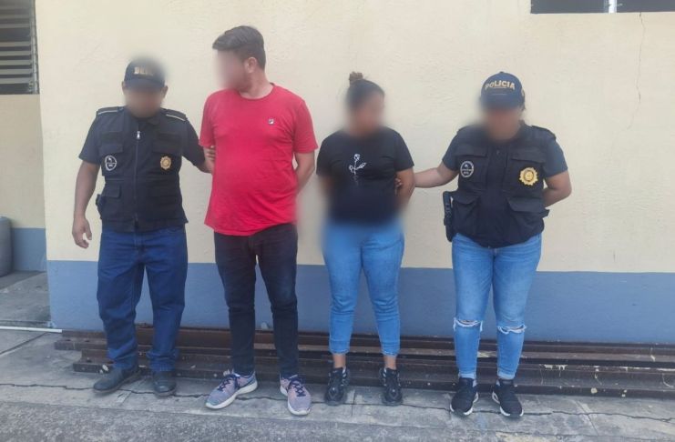 Presuntos responsables del robo de medicina de un hospital infantil, capturados en Izabal. Foto La Hora: PNC