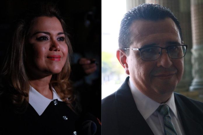 Aspirantes a Fiscal General Beyla Adaly Estrada (i) y Gabriel García Luna (d), tras el primer día de entrevistas ante el presidente Bernardo Arévalo. Foto La Hora: Kenneth Jordan