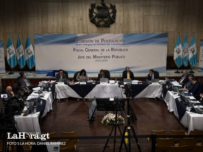 Primer dia en que la Comision de Postulacion de Fiscal General califica cada uno de los 48 expedientes Primer día en que la Comisión de Postulación de Fiscal General califica cada uno de los 48 expedientes. Foto La Hora. Daniel Ramírez