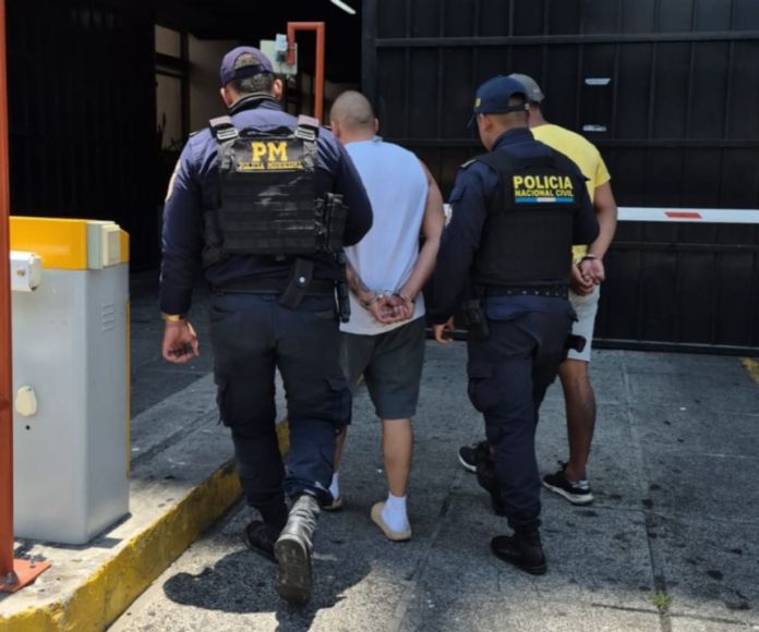 Las dos personas capturadas ya habían concretado la venta del picop de reciente modelo mediante una plataforma digital. Foto La Hora: PNC