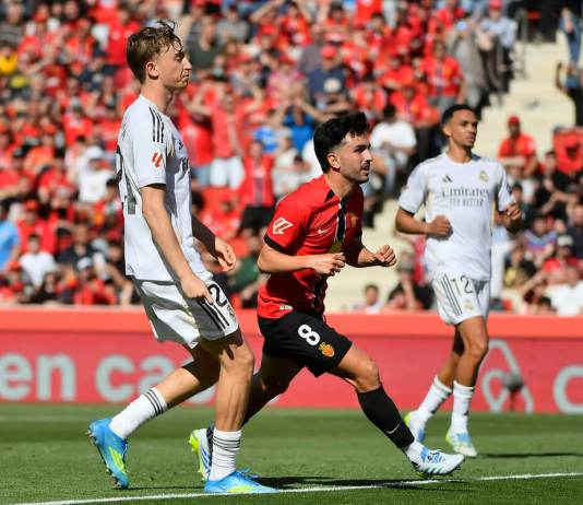 El Real Madrid cayó 2-1 frente al Mallorca y complicó seriamente sus posibilidades de ganar LaLiga al no recortar distancias con el Barcelona.