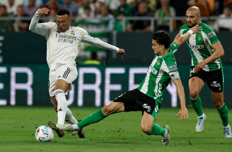 El Real Madrid y el Betis, con un gol de último minuto de Héctor Bellerín, empataron 1-1 en la jornada 33 de LaLiga EA Sports.