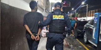 Alias "Cañaña" capturado cuando presuntamente pretendía realizar un asalto. Foto La Hora: PNC