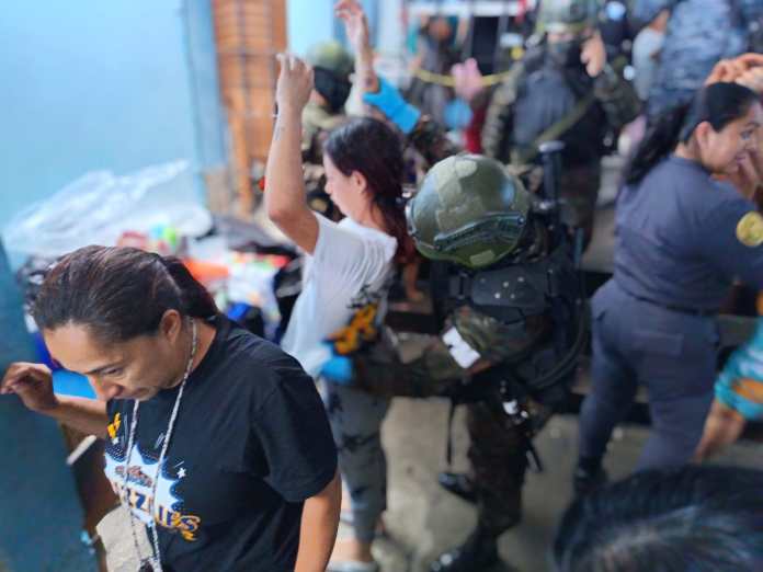 El Ejército ejecuta requisa en cárcel de mujeres Santa Teresita bajo la Operación “Muro de Hierro VI”. Foto La Hora: Cortesía.