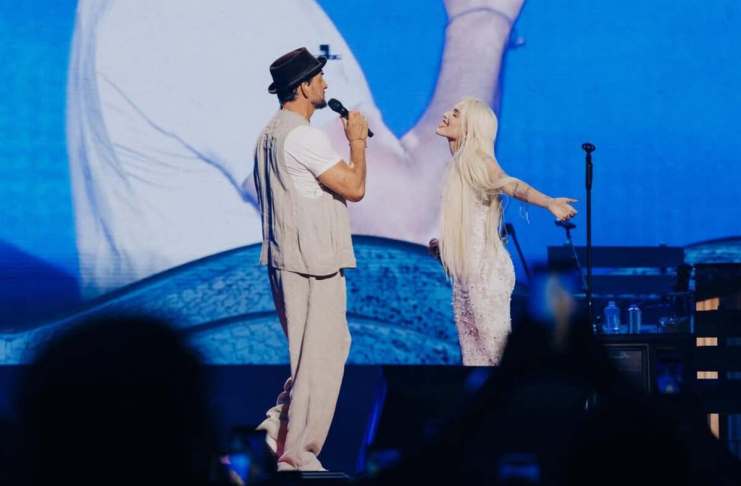 Ricardo Arjona canta junto a la cantante Elena Rose en Miami. Foto: Redes sociales