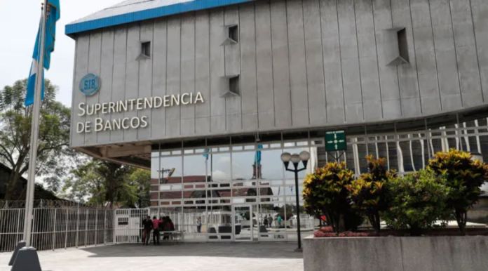 La Superintendencia de Bancos anunció que las agencias bancarias permanecerán cerradas este 1 de mayo y
