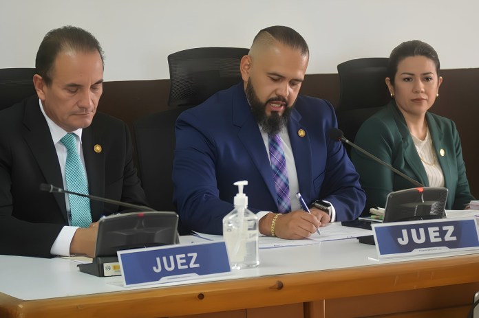 Los magistrados de la Sala Tercera Penal de izquierda a derecha: Mario Federico Hernéández Romero, Alejandro Prado Estrada e Ingrid Vanessa García Vasquez. Foto La Hora: Fabricio Alonzo.