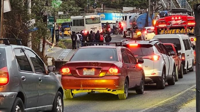 La mañana de este martes el tráfico en el kilómetro 20 de la ruta a San Juan Sacatepéquez se complicó por diligencias de las autoridades. Foto La Hora: Vichoguate