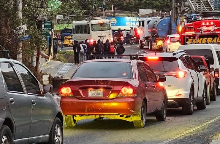 La mañana de este martes el tráfico en el kilómetro 20 de la ruta a San Juan Sacatepéquez se complicó por diligencias de las autoridades. Foto La Hora: Vichoguate