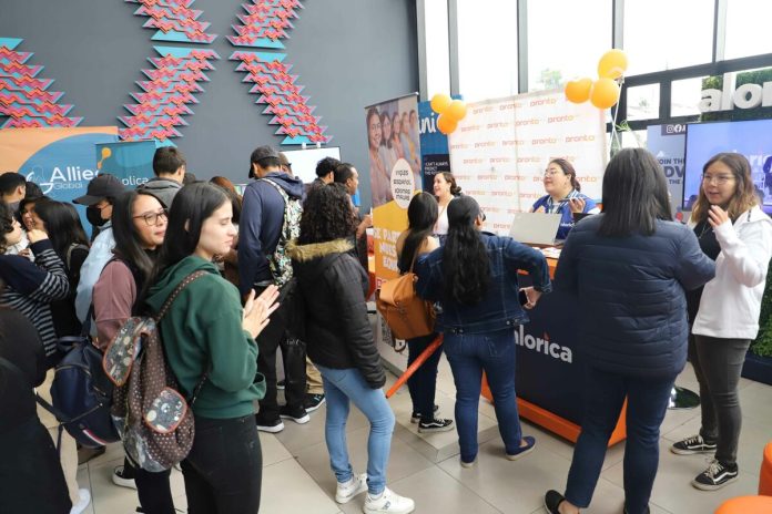 Si hablas inglés podrás aplicar a una de las mil plazas laborales que se anuncian en esta feria