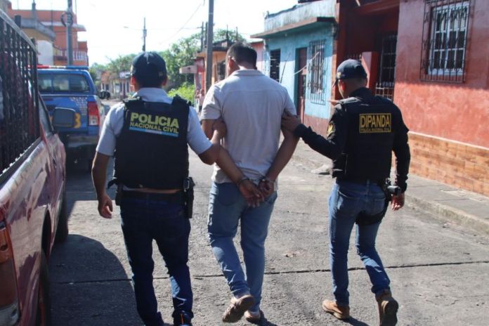 Sospechoso capturado en operativo contra extorsiones. Foto La Hora: PNC