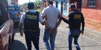 Sospechoso capturado en operativo contra extorsiones. Foto La Hora: PNC