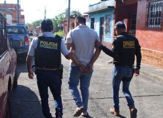 Sospechoso capturado en operativo contra extorsiones. Foto La Hora: PNC