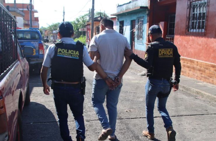 Sospechoso capturado en operativo contra extorsiones. Foto La Hora: PNC