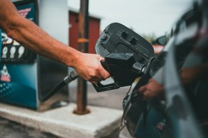 Diaco confirma alza en combustibles y advierte que situación se reflejará a nivel nacional 