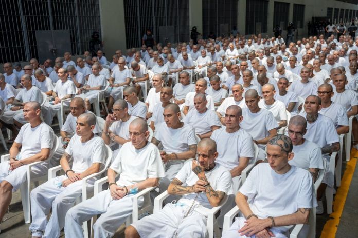 Supuestos cabecillas de la MS-13 en audiencia única en El Salvador. Foto La Hora: Fiscalía General de la República El Salvador