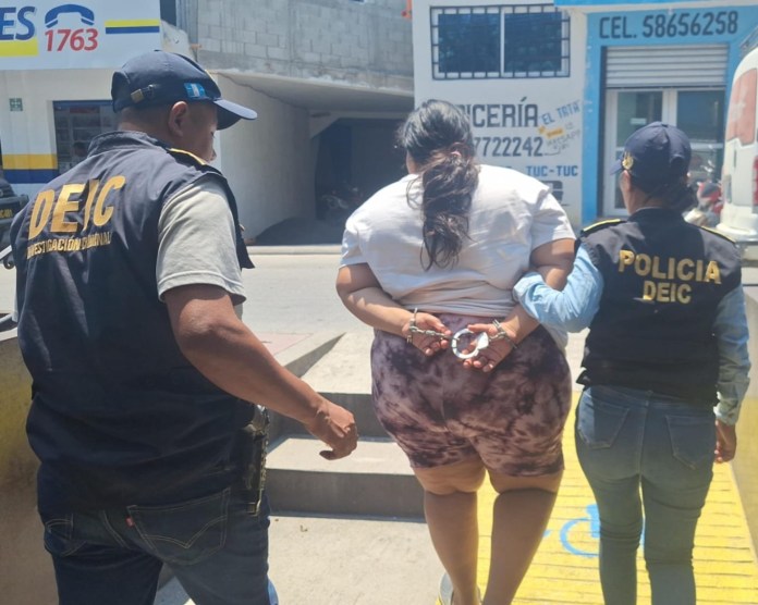Mujer que realizaba compras con tarjetas de crédito y débito robadas es detenida en El Progreso. Foto La Hora: PNC.