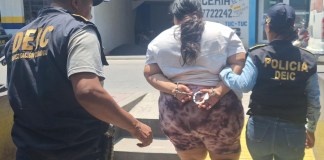 Mujer que realizaba compras con tarjetas de crédito y débito robadas es detenida en El Progreso. Foto La Hora: PNC.