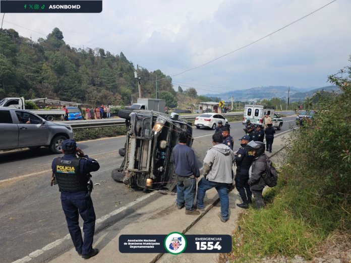 Microbús vuelca en ruta Interamericana entre Tecpán - Guatemala. Foto La Hora. Asonbomd.