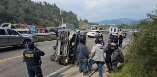 Microbús vuelca en ruta Interamericana entre Tecpán - Guatemala. Foto La Hora. Asonbomd.