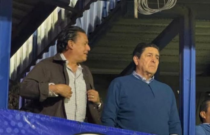 El técnico de la Selección de Guatemala reapareció y estuve presente en el estadio El Trébol para presenciar el Clásico 337 entre Rojos y Cremas. Foto La Hora: El Deportito