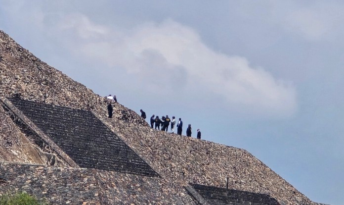 Dos personas, entre ellas una turista canadiense, perdieron la vida durante un tiroteo registrado en la Pirámide de la Luna de Teotihuacán.