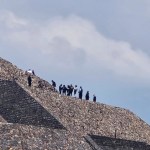 Dos personas, entre ellas una turista canadiense, perdieron la vida durante un tiroteo registrado en la Pirámide de la Luna de Teotihuacán.