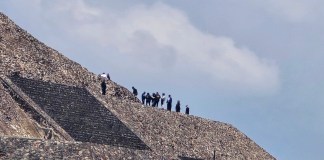Dos personas, entre ellas una turista canadiense, perdieron la vida durante un tiroteo registrado en la Pirámide de la Luna de Teotihuacán.