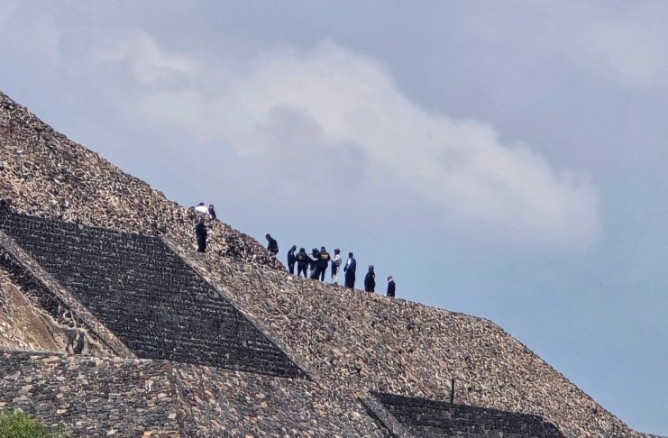 Dos personas, entre ellas una turista canadiense, perdieron la vida durante un tiroteo registrado en la Pirámide de la Luna de Teotihuacán.