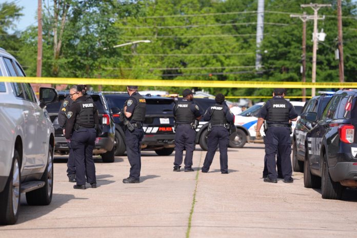 Tiroteo masivo en Luisiana donde al menos ocho niños murieron. Foto La Hora. KNAB News 1