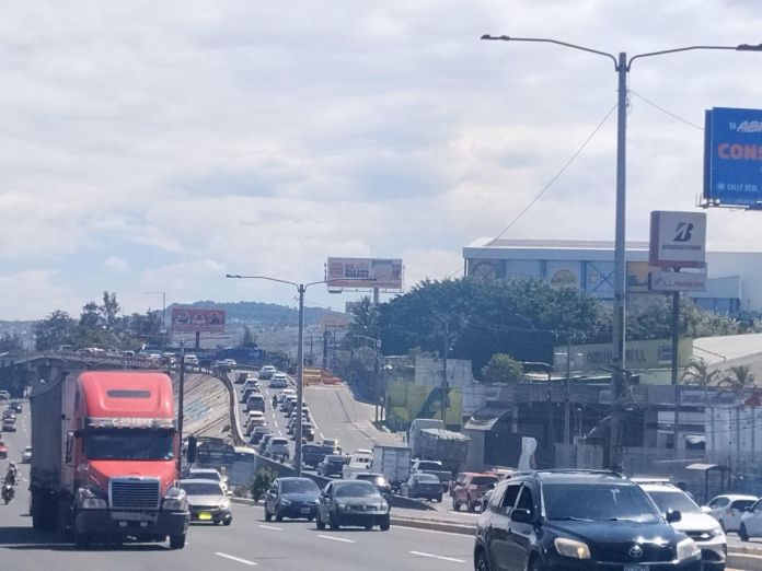 Desde el mediodía de este miércoles Santo ha cobrado vigencia la restricción de circulación del transporte de carga. Foto La Hora: PMT Villa Nueva