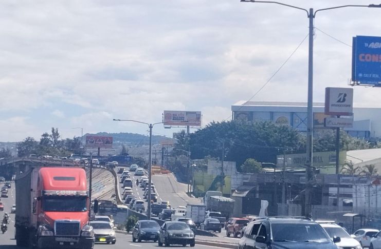 Desde el mediodía de este miércoles Santo ha cobrado vigencia la restricción de circulación del transporte de carga. Foto La Hora: PMT Villa Nueva
